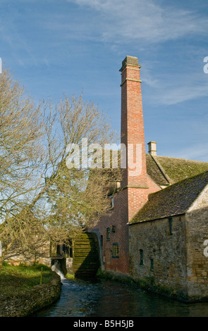 Il vecchio mulino in Lower Slaughter, un grazioso villaggio rurale in Cotswolds Gloucestershire. Foto Stock