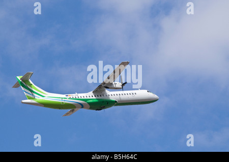 dh AEREO UK Binter Canarias ATR 72-202 aereo EC-GQF volo aereo aereo aereo 72 turboprop Foto Stock