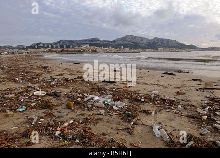 Rifiuti umani è lavato a terra dopo una tempesta sulla Corniche a Marsiglia, Francia. Foto Stock