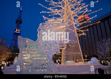 Sapporo Giappone Sapporo torre della TV si erge sopra il Festival annuale della neve nel Parco Odori scena notturna con sculture di ghiaccio e luci Foto Stock