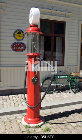 Vecchia pompa di benzina Skansen Djurgarden Stoccolma Svezia Foto Stock