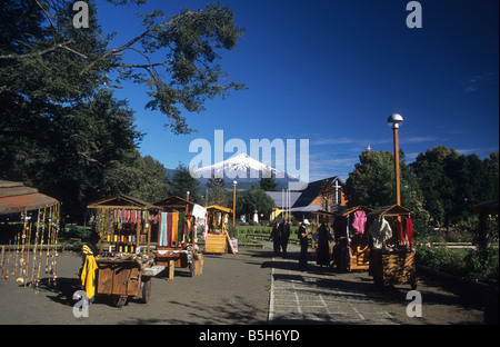 Bancarelle di Souvenir nella piazza principale, Vulcano Villarrica dietro, Pucon, Cile Foto Stock