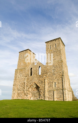 Le torri gemelle (aka le gemelle) del medievale in rovina la chiesa di Saint Mary a Reculver Kent REGNO UNITO Foto Stock