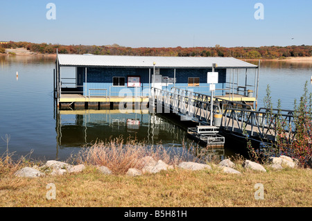 Una coperta dock di pesca sul lago di Arcadia in Oklahoma, Stati Uniti d'America. Foto Stock