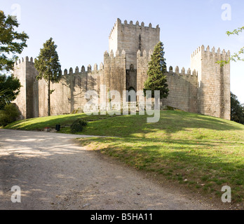 Guimaraes Castello. Questo è il più noto castello in Portogallo come fu il luogo di nascita del primo re portoghese. Foto Stock