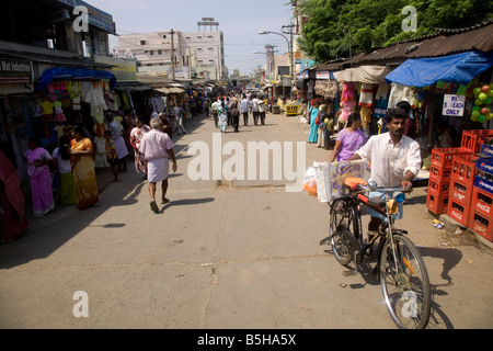 Una delle principali strade di Kanyakumari, India continentale più a sud il punto. Foto Stock