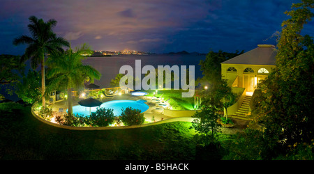 Night Shot della piscina in un lussuoso resort caraibico Foto Stock