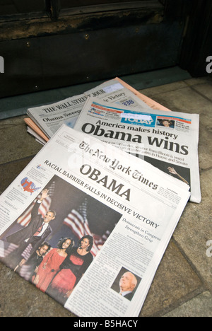 New York quotidiani recapitato davanti alla porta di casa annuncio di Barack Obama la storica vittoria presidenziale in 2008. Foto Stock