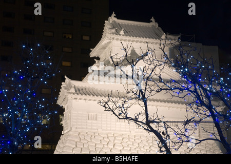 Giappone Sapporo Snow Sculpture tempio nel parco Odori Sapporo Snow Festival di notte Foto Stock