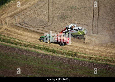 Fotografia aerea mostra una mietitrebbiatrice e il trattore funziona utilizzando la navigazione satellitare in una fiield vicino a Clare in Suffolk Foto Stock