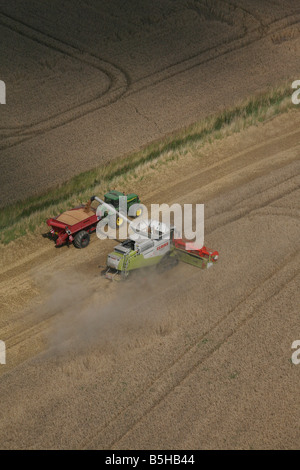 Fotografia aerea mostra una mietitrebbiatrice e il trattore funziona utilizzando la navigazione satellitare in una fiield vicino a Clare in Suffolk Foto Stock