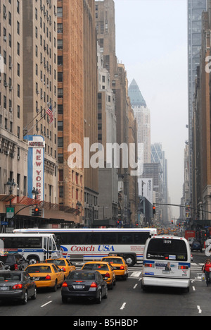 Yellow Cabs in attesa sulle luci della città di New York Foto Stock