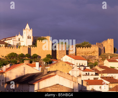 Penela, Costa Da Prata, Beira Litoral, Portogallo. Vista della città e del castello. Foto Stock