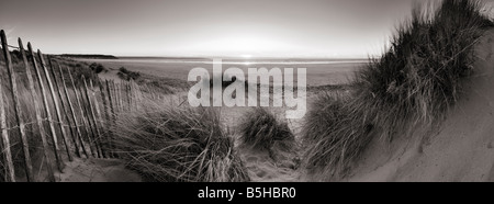 Tramonto sulla baia di Bideford e Westward Ho spiaggia dalla Northam Burrows dune di sabbia in Devon England. Attraverso la baia si vede Hartland Point e Lundy Island. Foto Stock