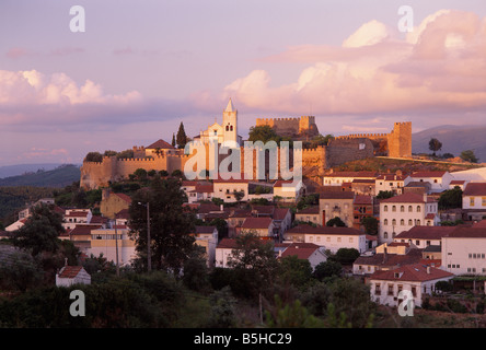 Penela, Costa Da Prata, Beira Litoral, Portogallo. Vista della città e del castello. Foto Stock