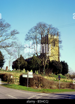 Chiesa di tutti i santi sulla giornata di sole nel villaggio di Tealby Lincolnshire Wolds verticale in Inghilterra Foto Stock