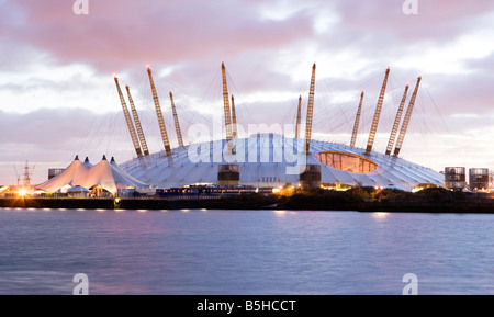 Vedute dell'Arena O2 all'alba in precedenza il Millennium Dome sulla Penisola di Greenwich Fiume Tamigi Londra Foto Stock