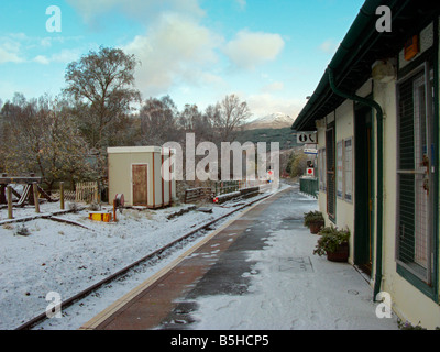 Sui binari ferroviari, sgombero della neve al mattino presto alla stazione di Crianlarich. Guardando a nord Foto Stock