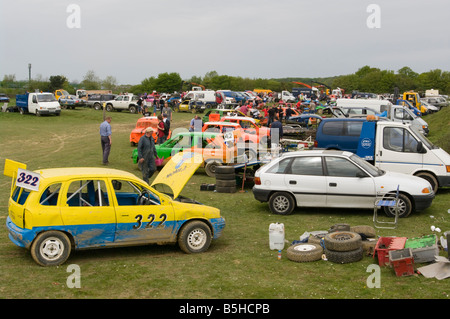 Zona Pit Smallfield canalina Surrey Banger Racing stock cars Foto Stock