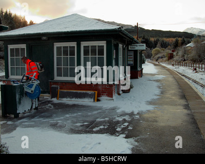 Sui binari ferroviari, sgombero della neve al mattino presto alla stazione di Crianlarich. Guardando verso sud Foto Stock