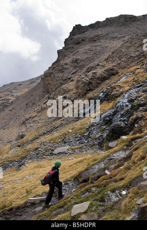 Woman trekking fino a Siete Lagunas nelle montagne della Sierra Nevada, Andalusia nel sud della Spagna Foto Stock