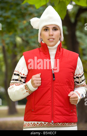 Junge dunkelhaarige Frau im Herbst, Ritratto, brunette donna in autunno Foto Stock