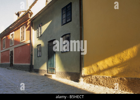 Golden Lane a Hrad Castle Hill a Praga Repubblica Ceca Foto Stock