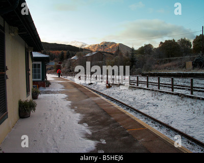 Sui binari ferroviari, sgombero della neve al mattino presto alla stazione di Crianlarich. Guardando verso sud Foto Stock