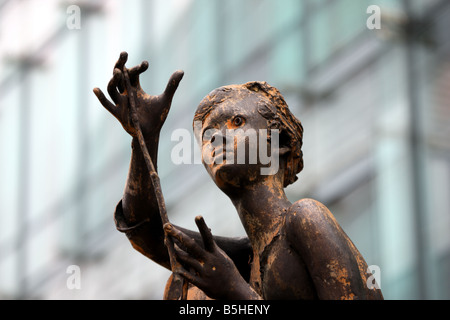 La scultura al di fuori di una Unione europea edificio della Commissione a Bruxelles Foto Stock