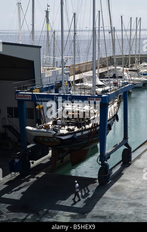 dh Marina PUERTO CALERO LANZAROTE Grande gru di sollevamento dryingdocking oceano dispositivo di ancoraggio barca a secco per yacht in corso Foto Stock