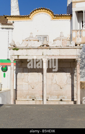 Il 'Fontinha', una fontana rinascimentale in Piazza della Repubblica, a Alter do Chão, distretto di Portalegre, Portogallo. Foto Stock