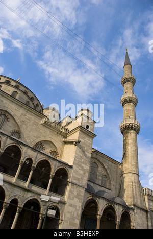 La Moschea Blu insieme contro un cielo blu, mostrando il soffitto a cupola e minareto torre, ad Istanbul in Turchia. Foto Stock