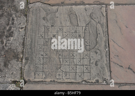 In lastricato con scheda giochi incisi su di esso; sulla passerella del York city walls. York,Inghilterra Foto Stock