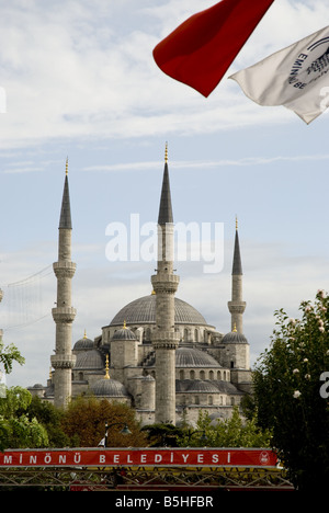 Un cittadino turco bandiera vola sopra la Moschea Blu in Turchia, Istanbul. Foto Stock