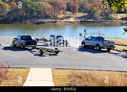 Un parcheggio per i veicoli e i rimorchi in barca nei pressi di una rampa di scarico al lago di Arcadia. Oklahoma, Stati Uniti d'America. Foto Stock