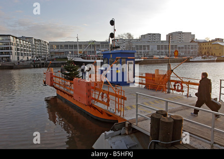 Il fiume Aura in Turku Finlandia e il Föri un famoso piccolo traghetto passeggeri Foto Stock