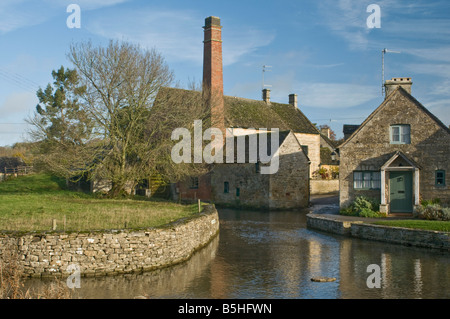 Il vecchio mulino in Lower Slaughter, un grazioso villaggio rurale in Cotswolds Gloucestershire. Foto Stock