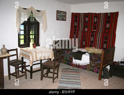 Camera arredata, ASTRA, Open Air Museum, Sibiu, Transilvania, Romania Foto Stock