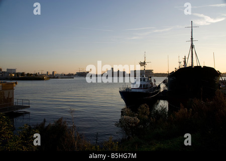 Barche nel porto di Amsterdam Foto Stock