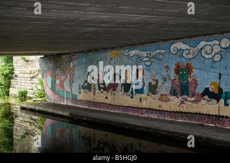 dh Leeds Liverpool Canal SALTAIRE WEST YORKSHIRE UK Graffiti pittura nel canale sottopassaggio muro arte murale artista urbano disegno Foto Stock