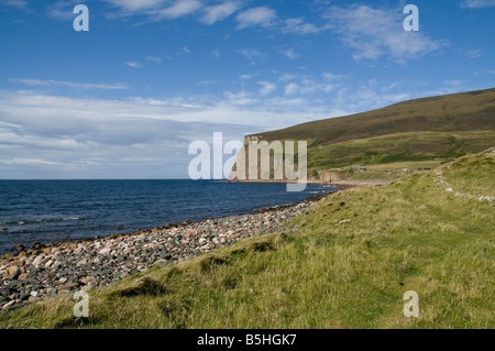 Dh Rackwick Bay HOY ORKNEY Rackwick Bay beach il sentiero e operazioni automatiche di fine campo percorso scogliere seashore Sea coast Foto Stock