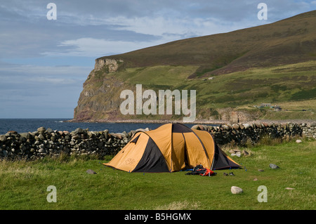 dh Rackwick Bay HOY ORKNEY tenda da campeggio nella baia di rackwick tenda scozia campeggio vacanze gran bretagna campeggio estate Foto Stock