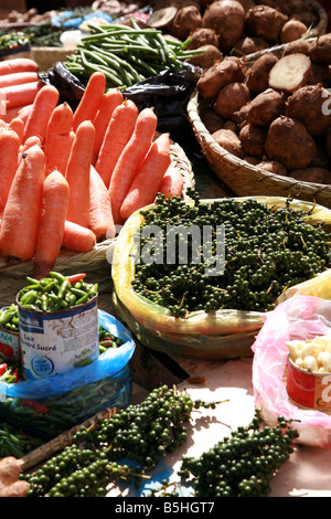 Peperoncino pepe verde e carote al mercato Analakely di Antananarivo in Madagascar Foto Stock