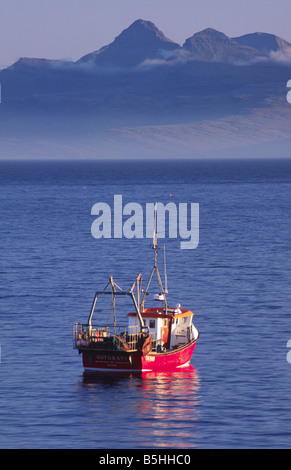 Barca da pesca ormeggiato Elgol, Isola di Skye, Skye e Lochalsh, Highland, Scotland, Regno Unito. Vista dell'isola di rum. Foto Stock