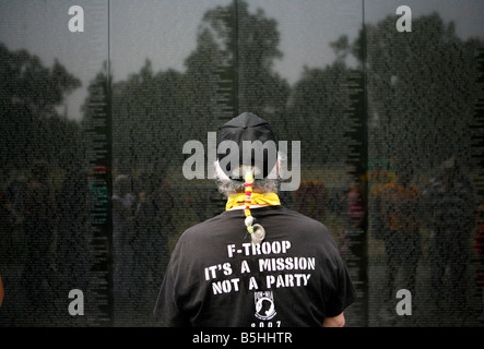 Un uomo si erge di fronte alla guerra del Vietnam Memorial a Washington D.C. Foto Stock