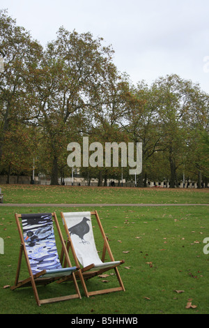 Due sdraio vuota sul grigio di una giornata autunnale in St James Park London Foto Stock