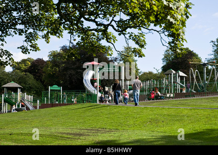 Dh Pittencrieff Park DUNFERMLINE FIFE Famiglia arrivando a un campo giochi per bambini Bambini Bambini in Scozia Foto Stock