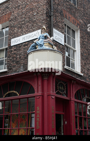 Una figura di Minerva la dea della saggezza e del dramma di John Wolstenholme eretta nel 1801 al di sopra di un negozio a New York City, Inghilterra Foto Stock