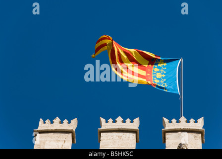 Regionale valenziano battenti bandiera sulla sommità della ex commodity exchange La Lonja de la Seda nel centro storico di Valencia. Spagna Foto Stock