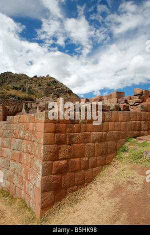 L'Inca Písac rovine che giacciono sulla cima di una collina che sovrasta la Valle Sacra. Foto Stock